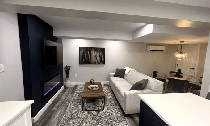 Byron Apartment | The Executive Suite: Modern Apartment with Pool