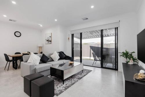 Netley House | The Family Escape- 10 min to Airport and Beach