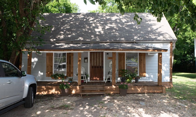 McKinney House | The Farm House sits on a large lot near downtown Mckinney
