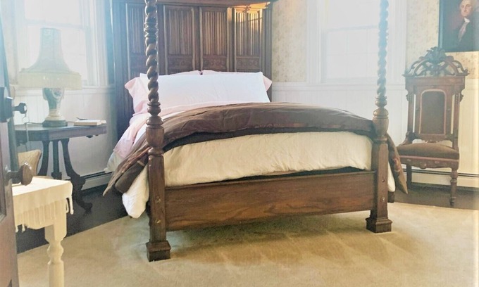 Concord Bed & Breakfast | The Fifer Davis House. Circa 1760.We cater to traveling nurses!
