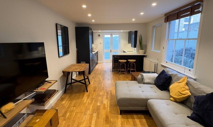 Ferndale Apartment | The finest flat in Clapham - being fully furnished