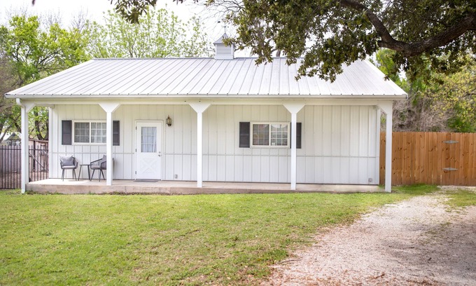 Dawson Apartment | The Firefly is between Waco and Corsicana, 5 minutes from the Navarro Mills Lake