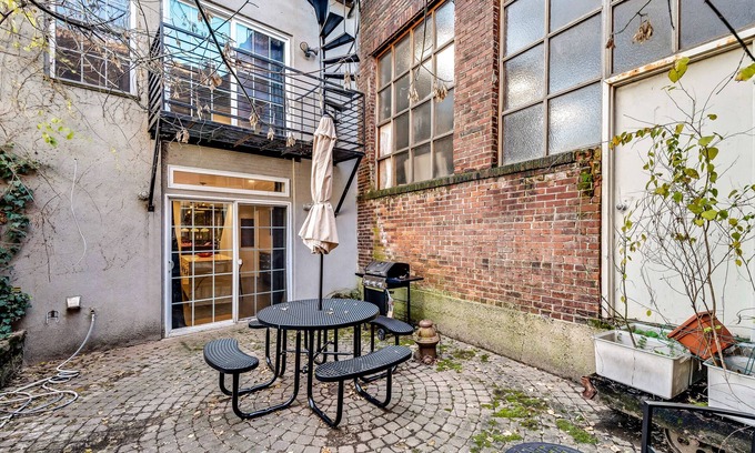 West Poplar House | The Firehouse: Unique & Cozy 5B/4Bth +Free Parking