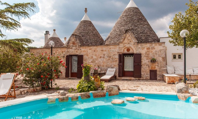 Specchiaruzzo Villa | The Five Cones, with swimming pool, in the Itria Valley