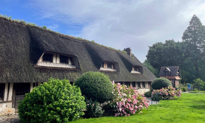 Vattetot-sous-Beaumont Bed & Breakfast | The Flaubert bedroom in the authentic and newly renovated cottage La Chaumière Normande
