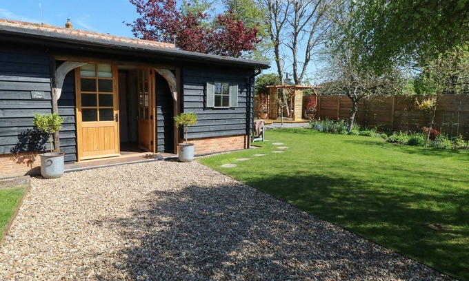 Old Newton Cottage | THE FORGE, romantic, character holiday cottage in Stowmarket