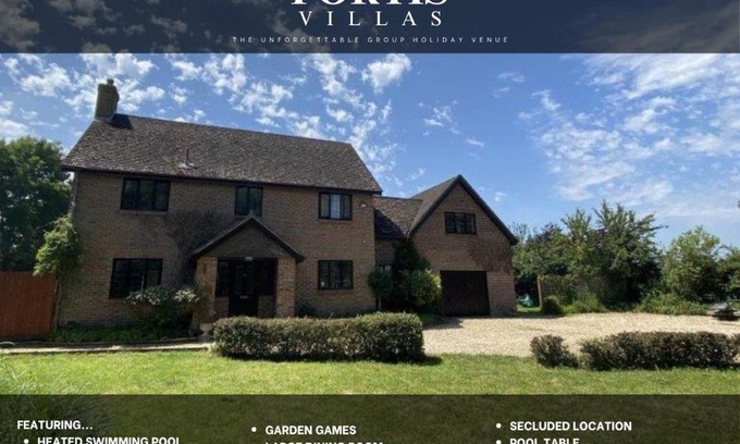 Parley Villa | The Fortis House, Bournemouth, with Swimming Pool and Hot Tub Jacuzzi