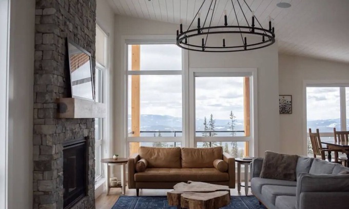 Big White Ski Resort Ski Chalet | The Four Roaring Cubs Chalet