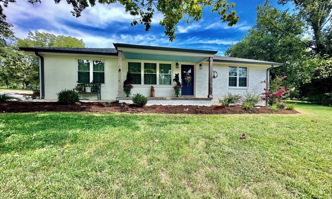 Dickel House | The Fox Den, luxury home, just 2 minutes away from the iconic Bell Buckle Cafe.