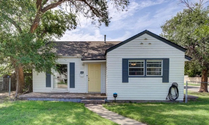 Heart of Lubbock House | The Fox is a cheerful home near Texas Tech University and Downtown