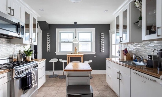Cove - East Side - Shippan House | The Fred Deluxe 7 BR by I95, Train, HarborVw, Stamford Beaches & Workspacenn