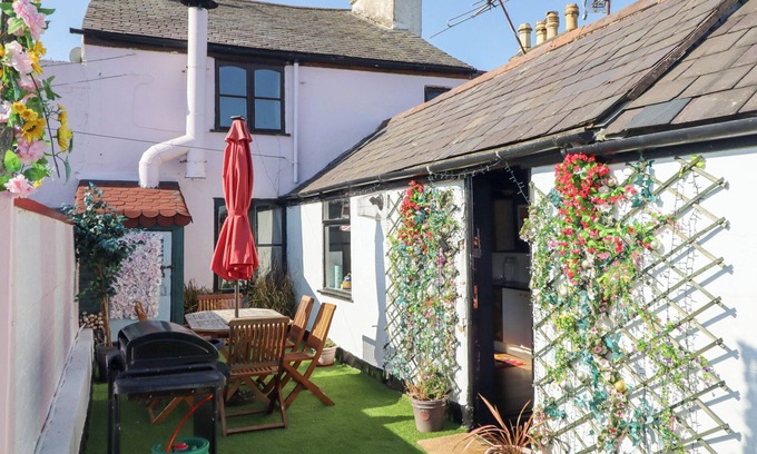 Treffynnon Cottage | THE FUNKY FLAT, pet friendly, character holiday cottage in Holywell