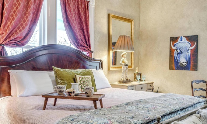 Stephenville House | The Gallery House: Boutique Stay Right by Tarleton