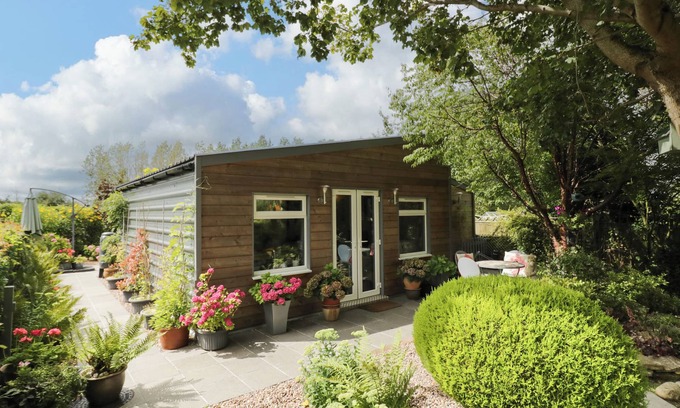 Long Marston Cottage | THE GARDEN HOUSE, pet friendly, with a garden in Lower Quinton