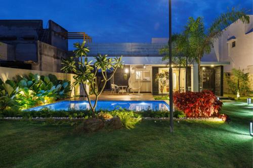 Hosur Apartment | The Garden Haven by StayJade2BHKACPoolLawn