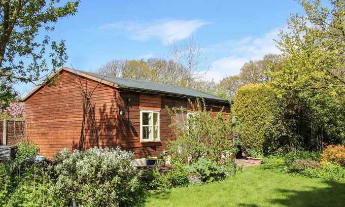 Bridgnorth Cottage | THE GARDEN LODGE, romantic, with a garden in Bridgnorth