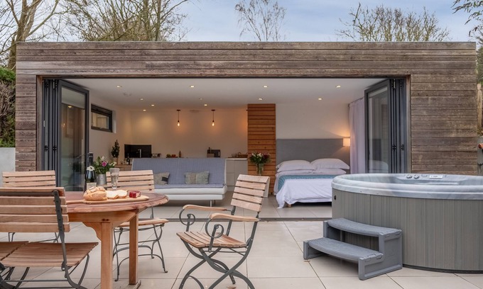 Plumpton Green Apartment | The Garden Room is the perfect romantic retreat for couples seeking an escape