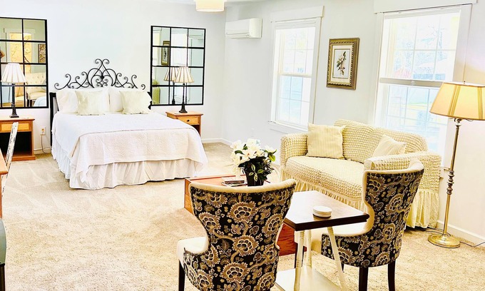 Spring Hill Apartment | The Gardenia Suites ™ - Suite B ~ Country feel in the heart of Spring Hill.