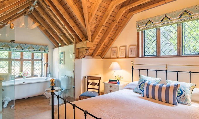 Folkestone House | The Gate House - sleeps 4 guests in 2 bedrooms