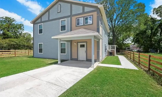 Northside House | The Gathering HTX: Spacious Retreat, Sleeps 16, 6 BR, Near Downtown w/Parking