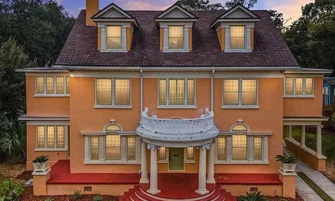 Duckpond House | The Gator Manor – 6 Bedrooms Walk to UF/Stadium