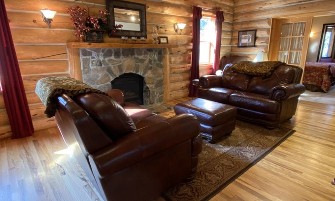 Bailey House | The Gingerbread Cottage - 2.5 acres, craft or meeting room
