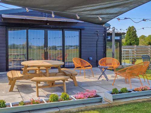 Five Oak Green House | The Goat Shed