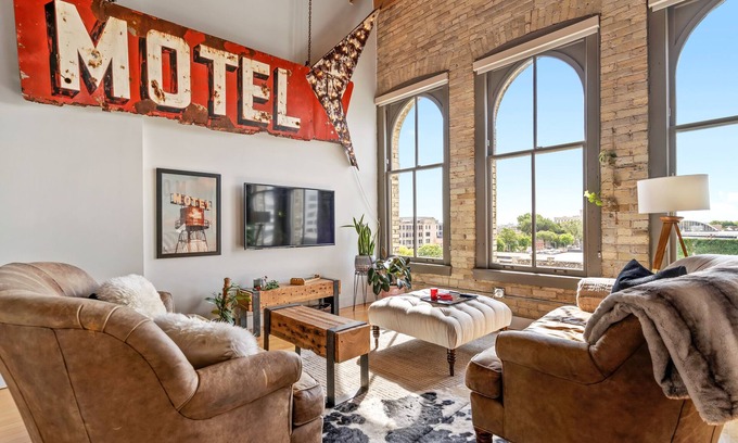 Fifth Ward Apartment | "The Goatel" apt w/free parking & workout rm