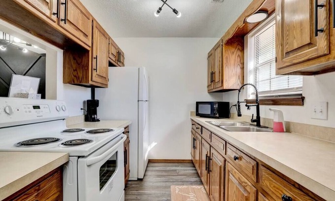 Pittsburg Apartment | The Goldfinch: 2 Bed Townhouse Mins to University