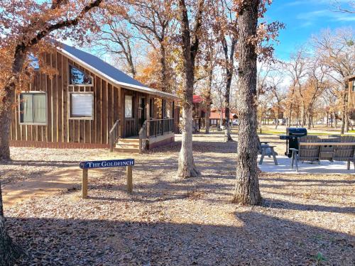 Elm Mott Ski Chalet | The Goldfinch Cabin 15 MIN to Magnolia Baylor