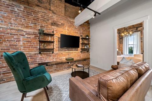 Belleville Apartment | The Goodman: Front Street Flats