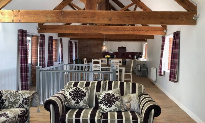 Cottingham House | The Granary, 3 bedroom Cottage with hot tub. Wolds Way Cottages