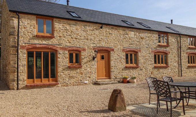 Burton Bradstock House | THE GRANARY, BURTON BRADSTOCK, family friendly in Burton Bradstock