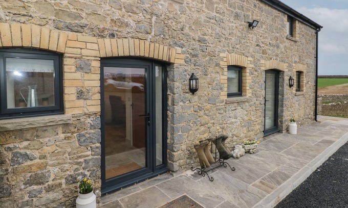 Vale of Glamorgan Cottage | THE GRANARY, pet friendly, with hot tub in St Brides Major
