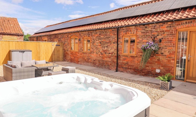 Ashby cum Fenby Cottage | THE GRANGE COTTAGE 1, family friendly, with hot tub in Waltham