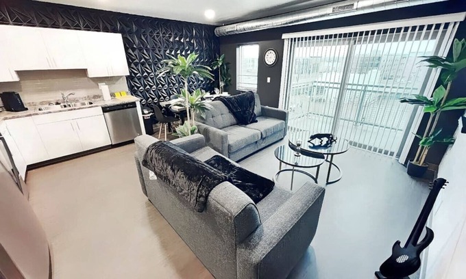 Downtown Des Moines Apartment | The Green & Onyx Escape