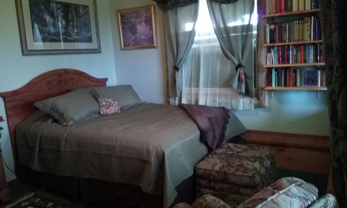 Cohoe Bed & Breakfast | The Green Room @ Hungry Moose B & B