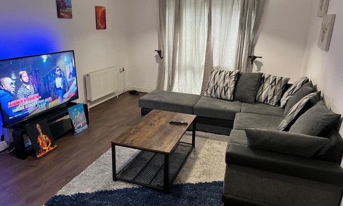 Gravesend Apartment | The Grove