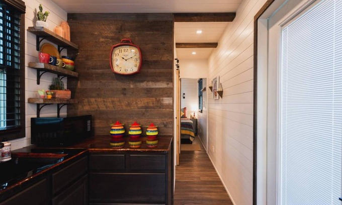 Waco Apartment | The Hacienda Container Tiny Home 12 min to Magnolia Baylor