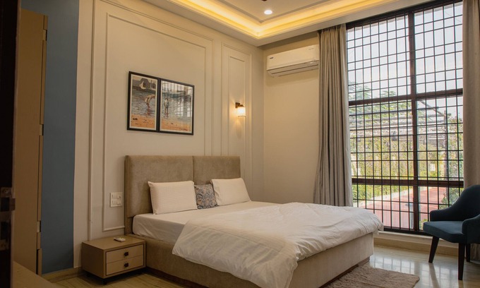 Jaipur Villa | The Hallway is distinguished by its idyllic location between city shores.n