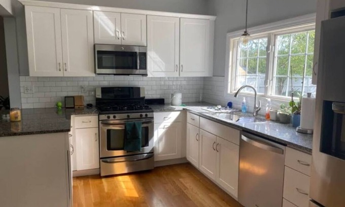 Hampton House | "The Hampton", Modern Coastal Charm. 3BR, 5-minute drive to the beach.