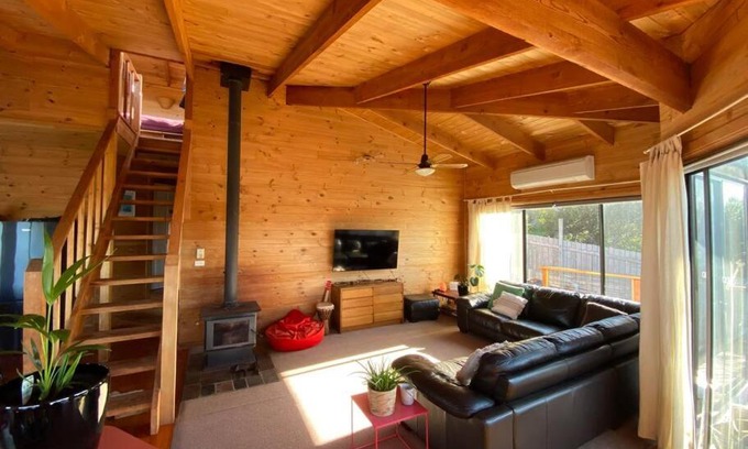 Beaumaris Apartment | The Happy Shack with Ocean Views