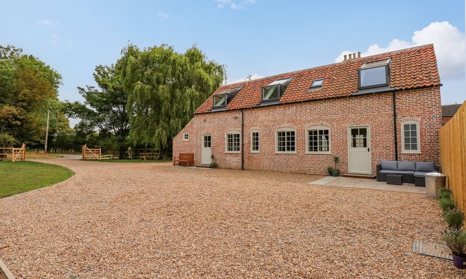 Market Rasen Cottage | THE HAYLOFT AT WARREN HOUSE, romantic, with a garden in Wragby
