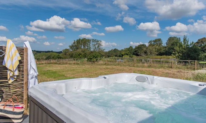 Etchinghill Cottage | The Hayloft by Bloom Stays - beautiful location with hot tub
