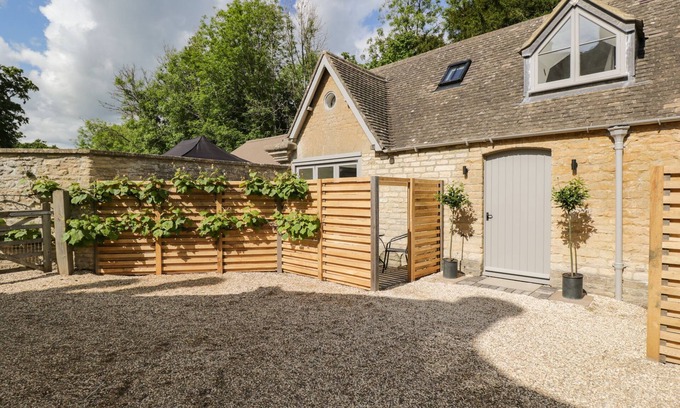 Westonbirt Cottage | THE HAYLOFT, family friendly, with hot tub in Sherston