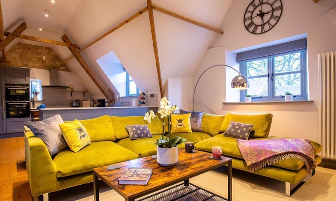 Winchcombe House | The Hayloft - sleeps 6 guests in 3 bedrooms
