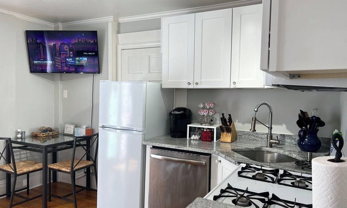 Central Square Apartment | The heart Cambridge/Boston Studio private yard free permit parking 1#