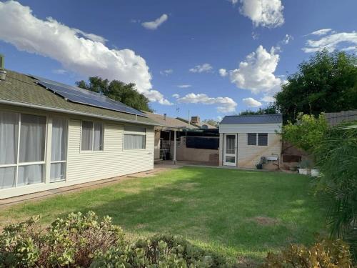 Berri House | The Hidden Gem Exquisite 3BR Retreat in Berri
