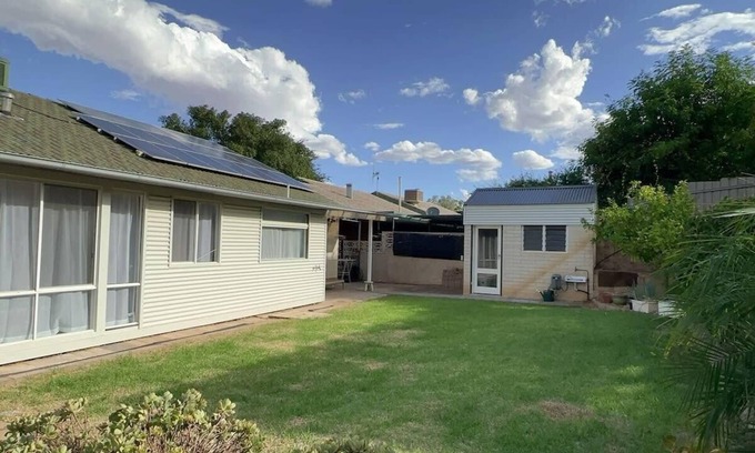 Berri House | The Hidden Gem Exquisite 3BR Retreat in Berri