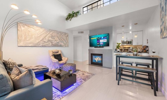 Chandler Apartment | The Hidden Gem, King bed & Swimming Pool!